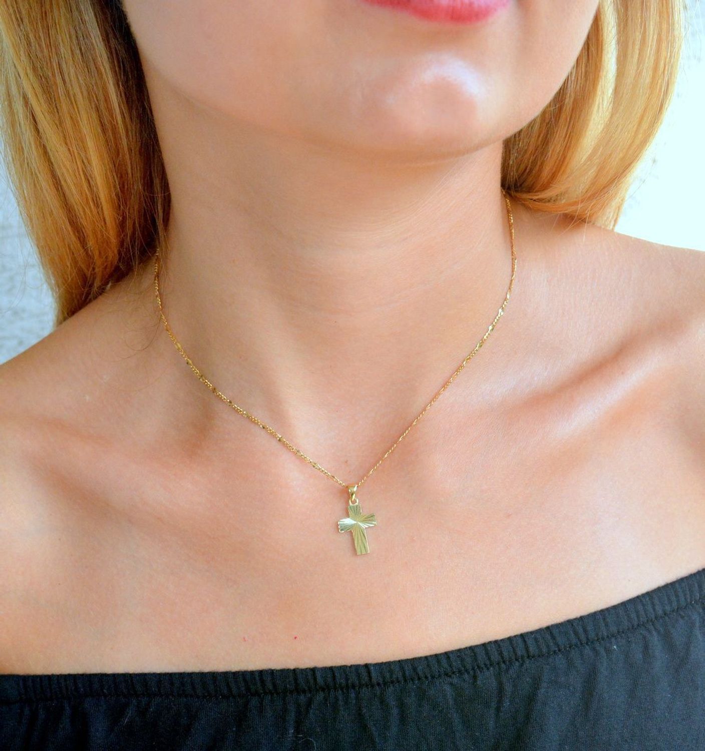 Złota zawieszka 375 krzyżyk z ozdobnym grawerowaniem ZA 3823 375. Złota zawieszka krzyżyk. Złoty krzyżyk damski, męski. Zawieszka krzyżyk z grawerowaniem. Złoty krzyżyk idealny na prezent (1).jpg